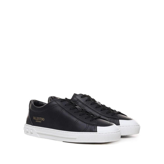 Valentino Garavani Schwarze Kalbsleder Low-Top-Sneaker by Valentino Garavani