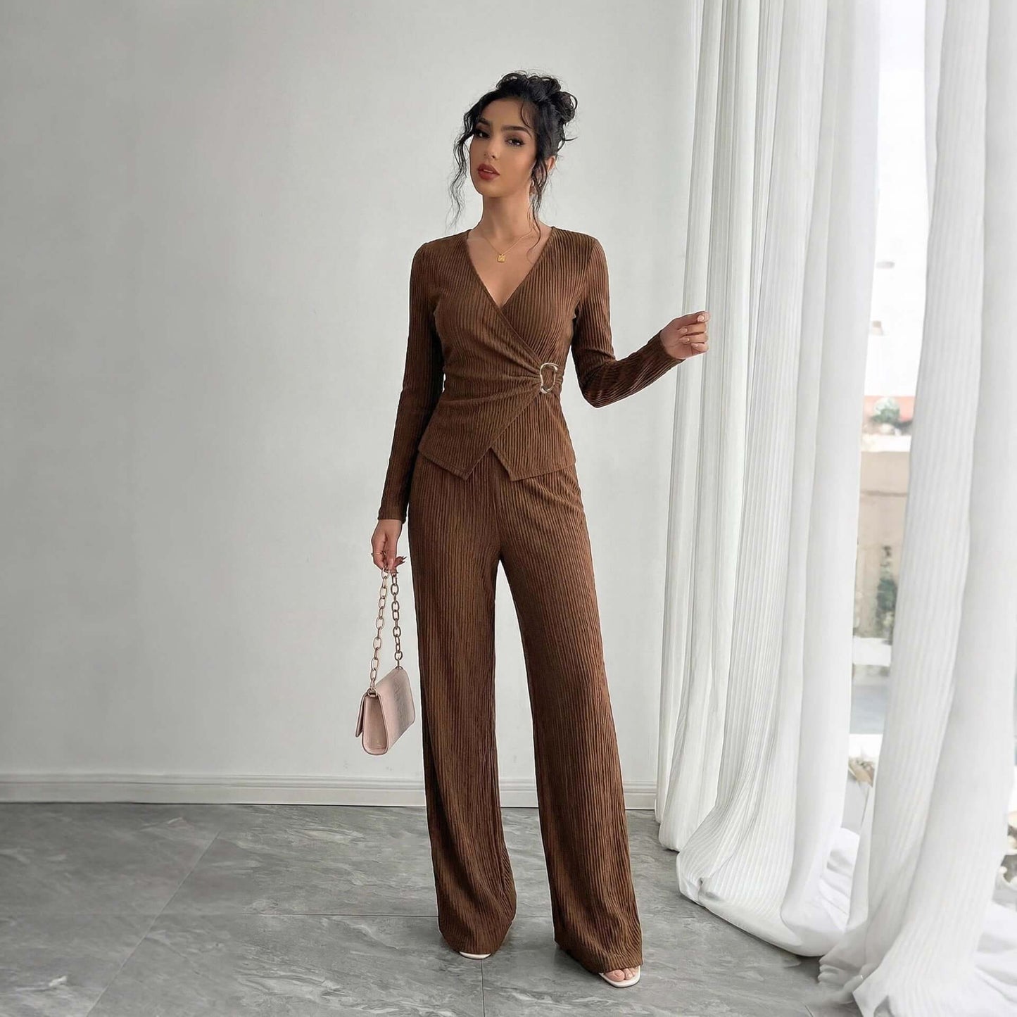 Damen Einfarbiges V-Ausschnitt Cross-Over Langarmshirt Und Hose Set Dunkelbraun Arbeitswear Mit Metallakzenten in elegantem Outfit.