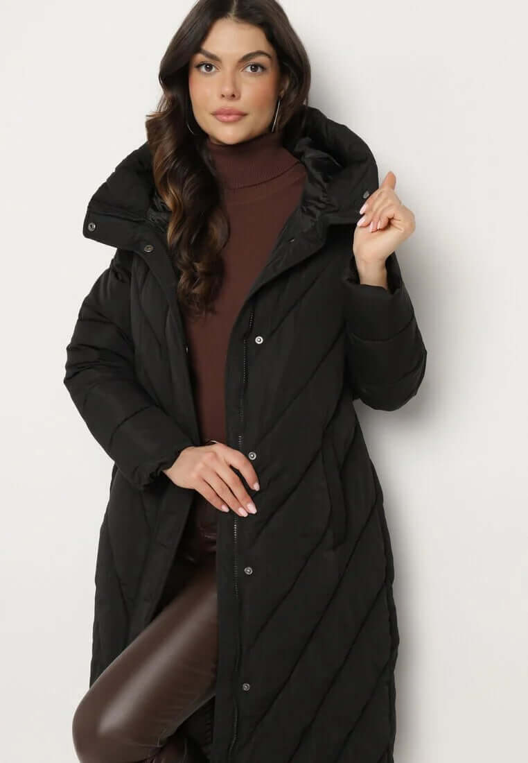 Damen Jacken in modernem Design, schwarze Winterjacke mit Kapuze, ideal für kalte Tage.