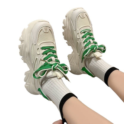 Alltagssneaker mit dicker Sohle und atmungsaktiver Netzgewebeoberfläche Ganztagskomfort in Creme und Grün.