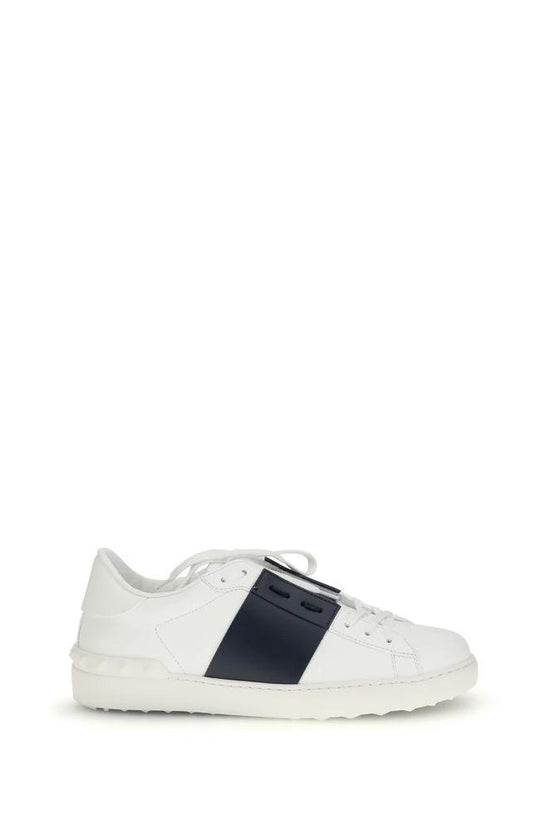 Valentino Garavani Schwarze Kalbsleder Bos Taurus Low-Top-Sneaker by Valentino Garavani