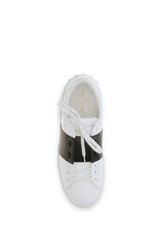 Valentino Garavani Schwarze Kalbsleder Bos Taurus Low-Top-Sneaker by Valentino Garavani