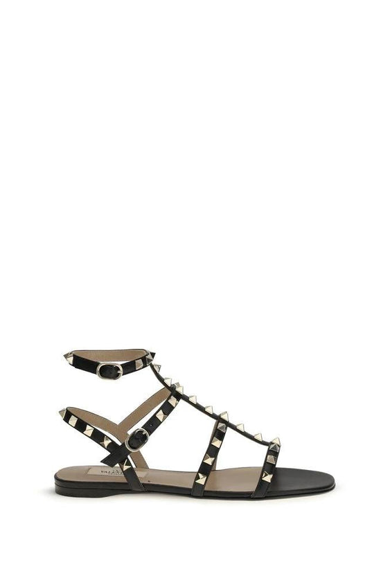 Valentino Garavani Schwarze Bos Taurus Kalbsleder Sandalen mit flacher Sohle by Valentino Garavani