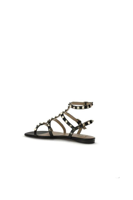 Valentino Garavani Schwarze Bos Taurus Kalbsleder Sandalen mit flacher Sohle by Valentino Garavani