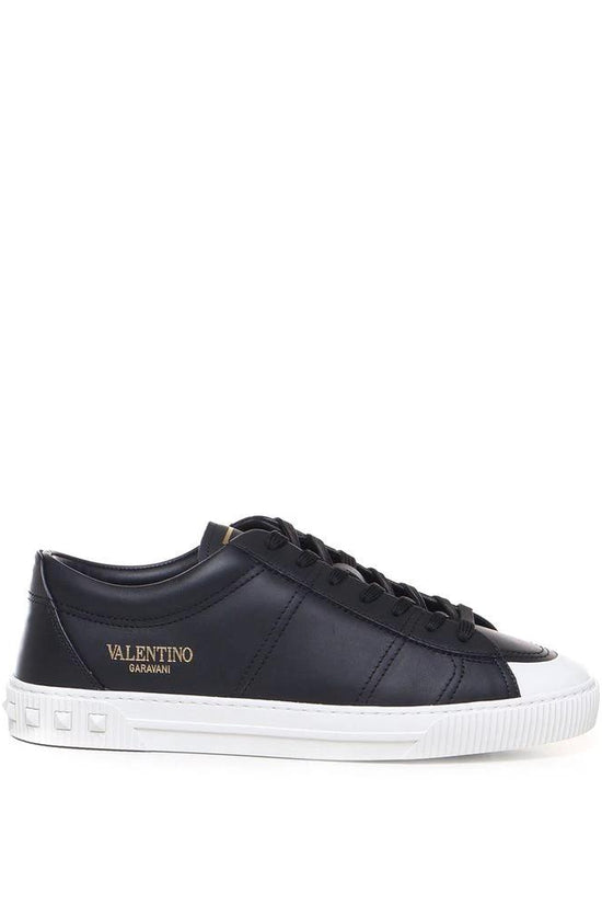 Valentino Garavani Schwarze Kalbsleder Low-Top-Sneaker by Valentino Garavani