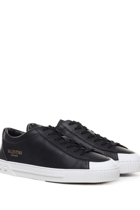 Valentino Garavani Schwarze Kalbsleder Low-Top-Sneaker by Valentino Garavani