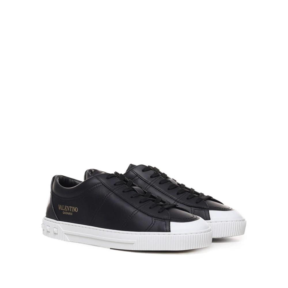 Valentino Garavani Schwarze Kalbsleder Low-Top-Sneaker by Valentino Garavani