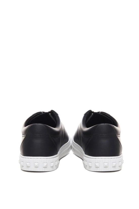Valentino Garavani Schwarze Kalbsleder Low-Top-Sneaker by Valentino Garavani