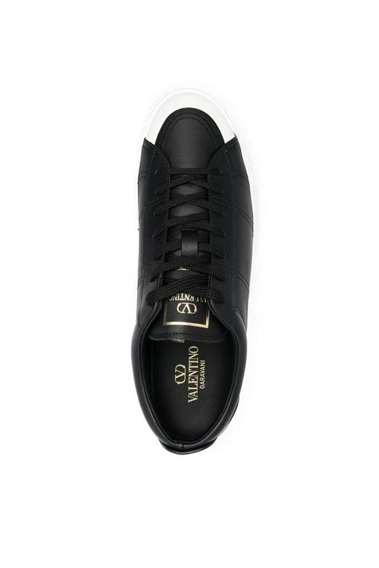 Valentino Garavani Schwarze Kalbsleder Low-Top-Sneaker by Valentino Garavani