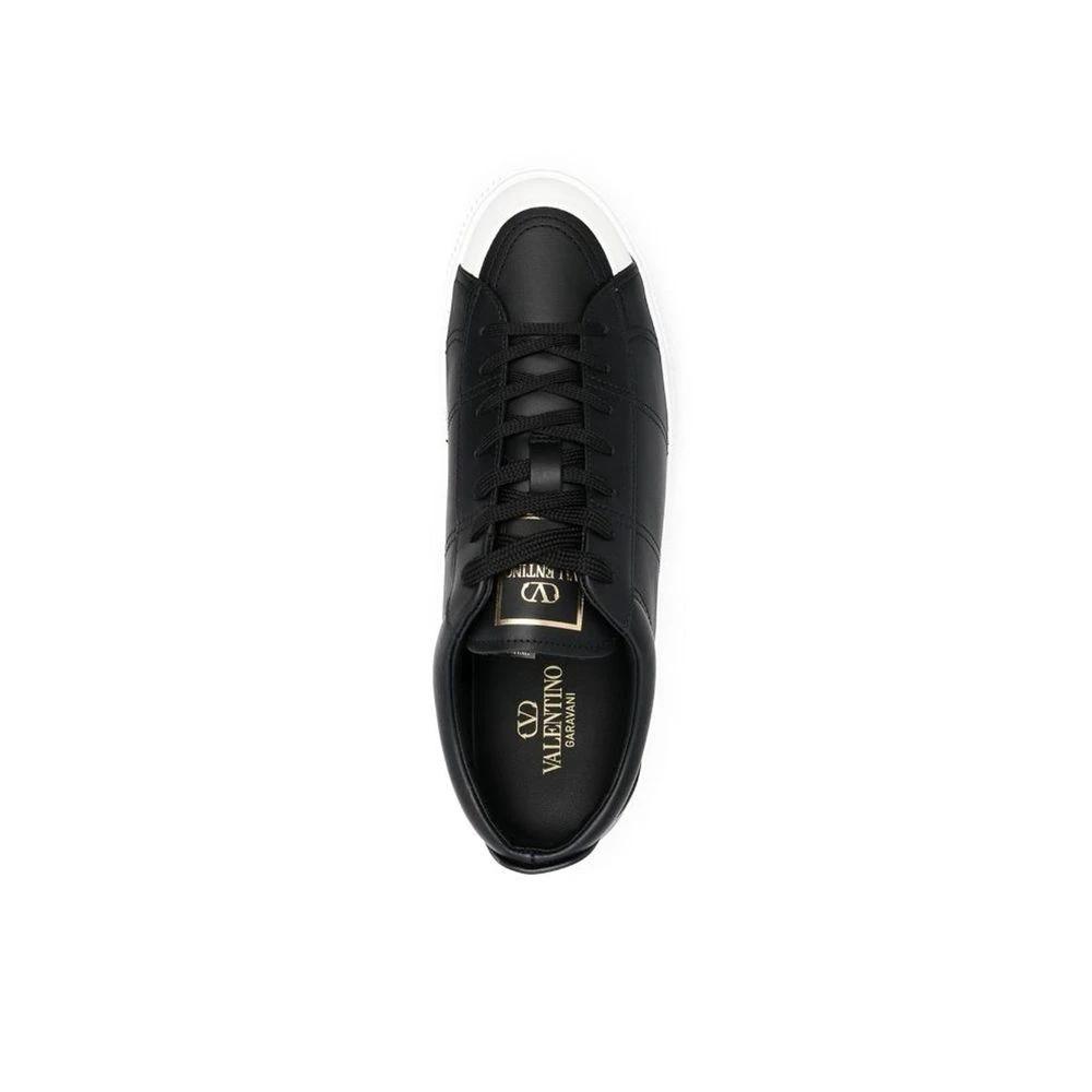 Valentino Garavani Schwarze Kalbsleder Low-Top-Sneaker by Valentino Garavani