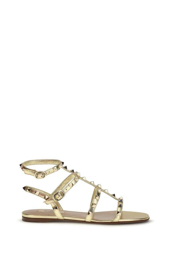 Valentino Garavani Flache Sandalen aus Kalbsleder Bos Taurus in Gold by Valentino Garavani