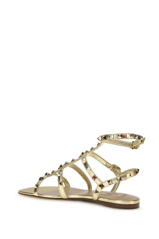 Valentino Garavani Flache Sandalen aus Kalbsleder Bos Taurus in Gold by Valentino Garavani