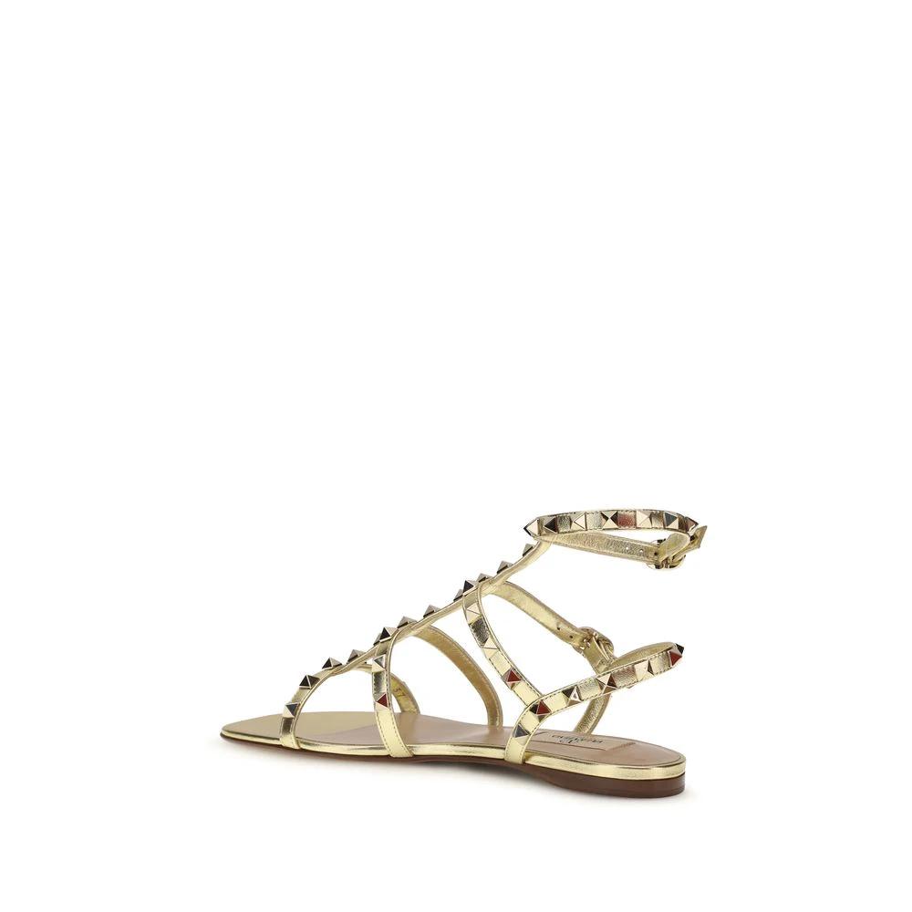 Valentino Garavani Flache Sandalen aus Kalbsleder Bos Taurus in Gold by Valentino Garavani