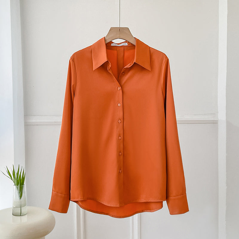 Bluse aus Satinoberstoff in Orange Französischer Stil GeraderSchnittMitFeinemFall, elegante Damenmode mit klarer Silhouette.