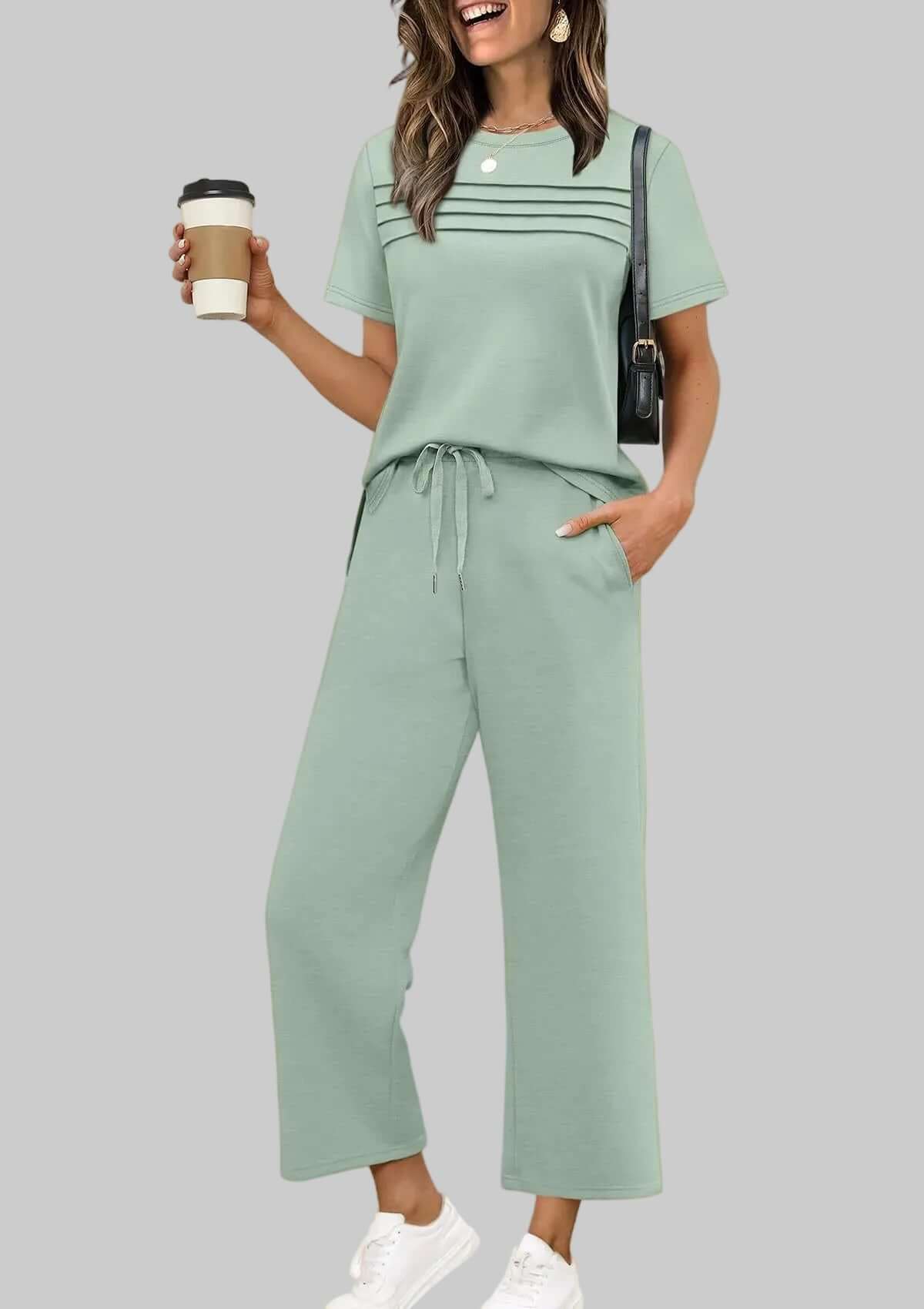 Zweiteiliges Sommeroutfit Für Reise Und Urlaub Mit Kurzarm Casual Set in sanftem Grün für elegante Freizeitlooks.