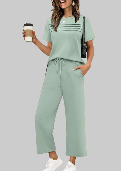 Zweiteiliges Sommeroutfit Für Reise Und Urlaub Mit Kurzarm Casual Set in sanftem Grün für elegante Freizeitlooks.