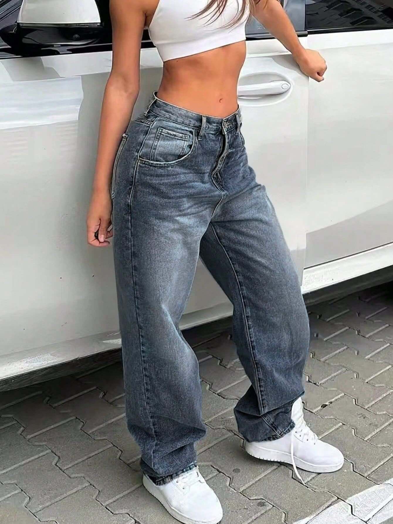 Damen Denim Mid Waist Straight Jeans Street Style Vibe in modernem Look mit Streetwear-Einflüssen für trendbewusste Frauen.