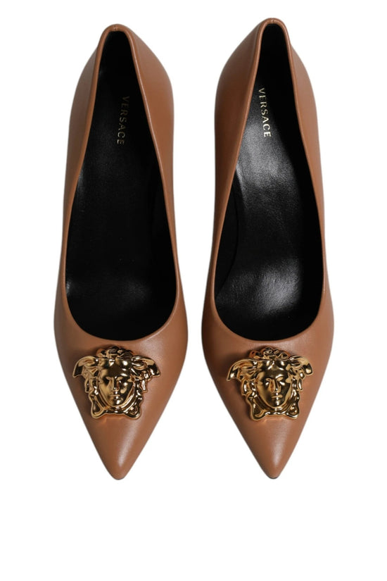 Versace Braun Leder Logo Plaque High Heels Pumps Schuhe by Versace