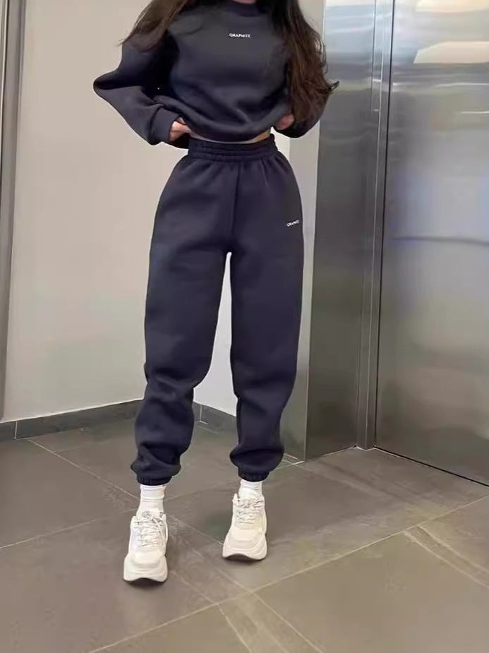 Besticktes Slim-Fit Sweatshirt Zweiteiliges Set Vielseitig Bequeme Alltagsbegleiter in schwarzer Farbe, mit passender Hose und Sneakers.