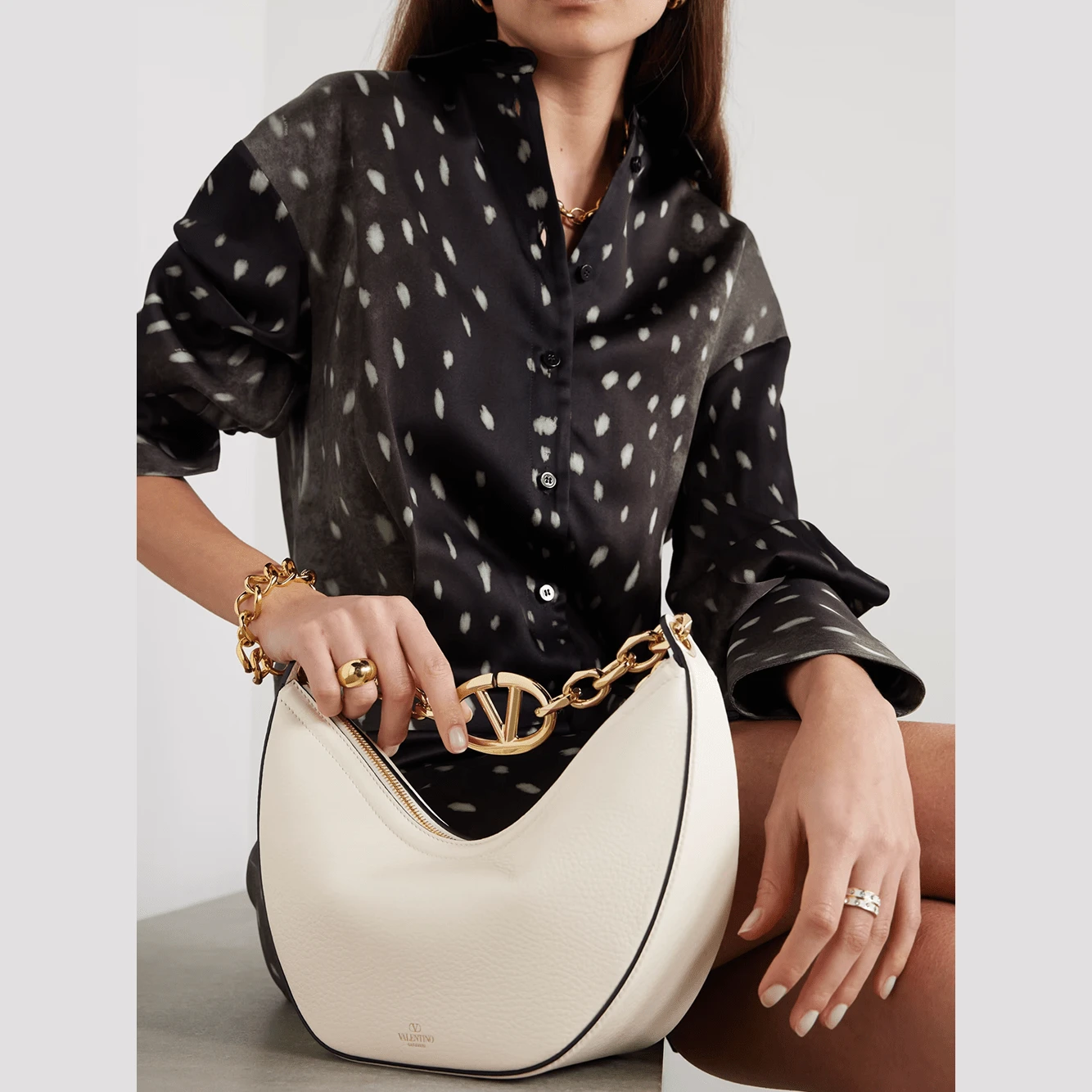 Valentino Garavani Moon Bag Umhängetasche Elfenbein | ELORÉ by Valentino Garavani