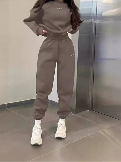 Besticktes Slim-Fit Sweatshirt Zweiteiliges Set Vielseitig Bequeme Alltagsbegleiter in braunem Farbton.