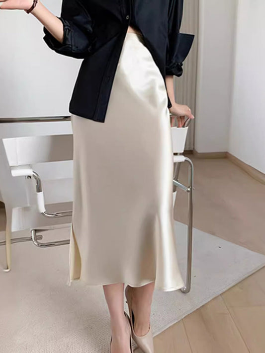 Spitzenrock Knielang Mit Fließendem Fallverlauf Aus Seidenähnlicher Texturfeinstruktur in Beige, elegant geschnitten.