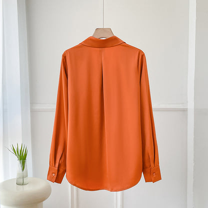Bluse aus Satinoberstoff in Orange Französischer Stil GeraderSchnittMitFeinemFall, hinten mit Reverskragen und langen Ärmeln.