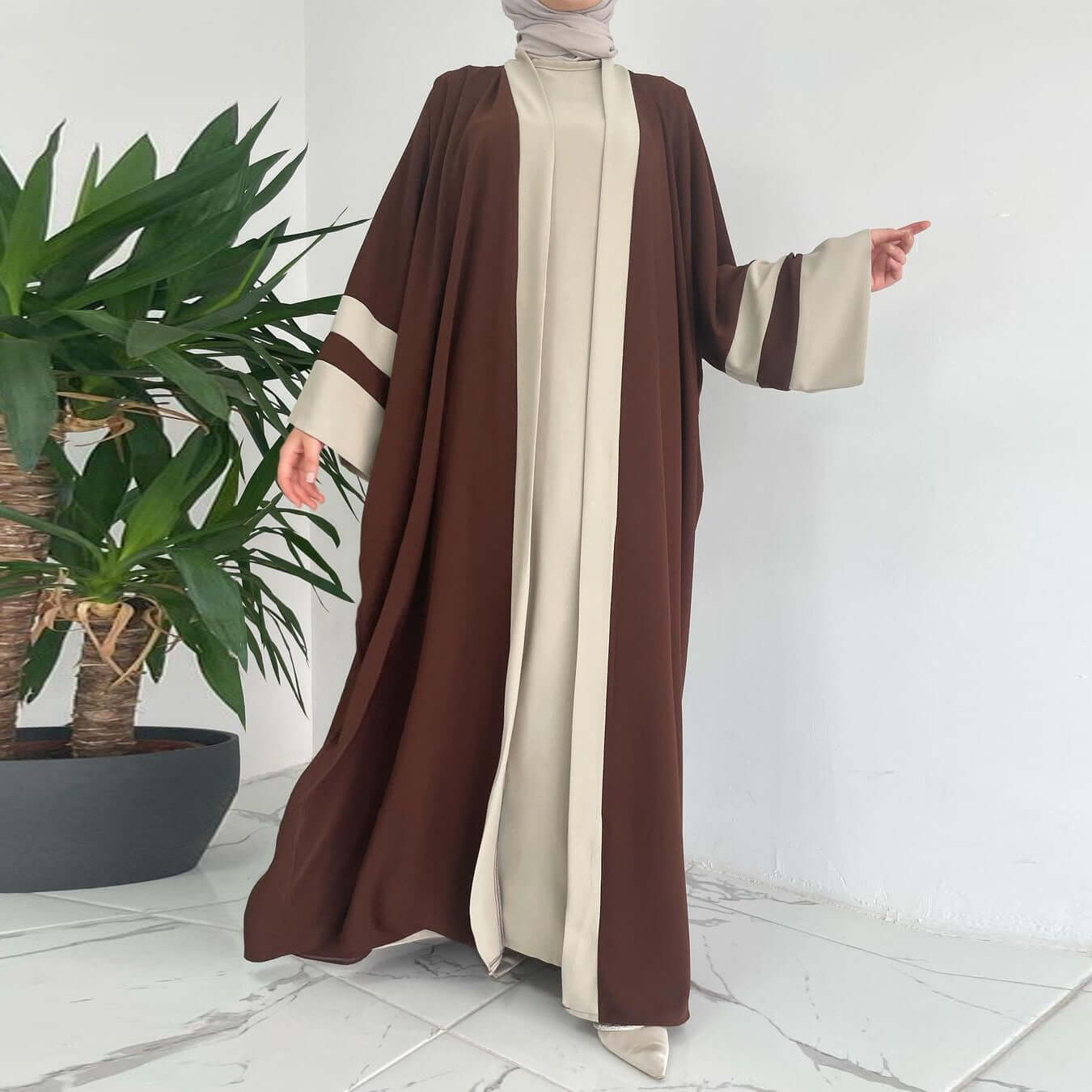 Braunes Zweiteiliges Abaya Set Langes Kleid Und Lange Jacke Damen in modernem Design mit hochwertigem Schnitt und lässigem Stil.