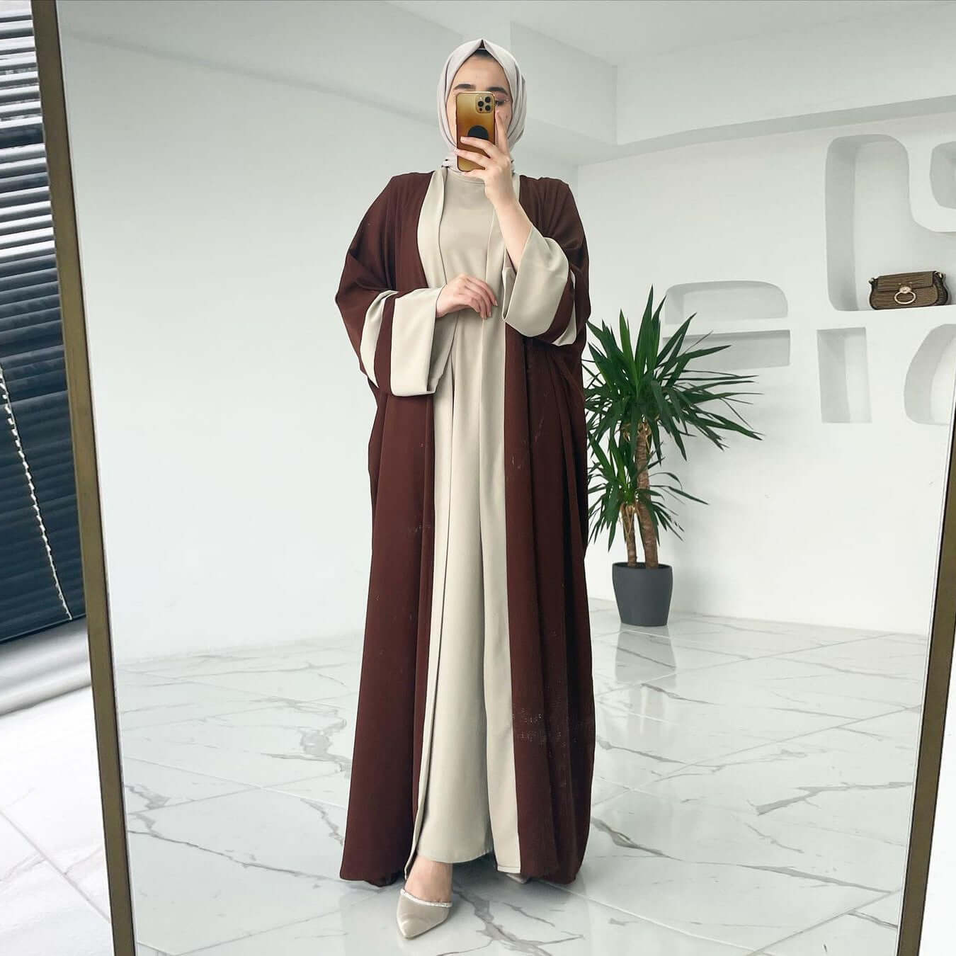 Braunes Zweiteiliges Abaya Set Langes Kleid Und Lange Jacke Damen in modernem Design und hochwertiger Verarbeitung für Damenmode.