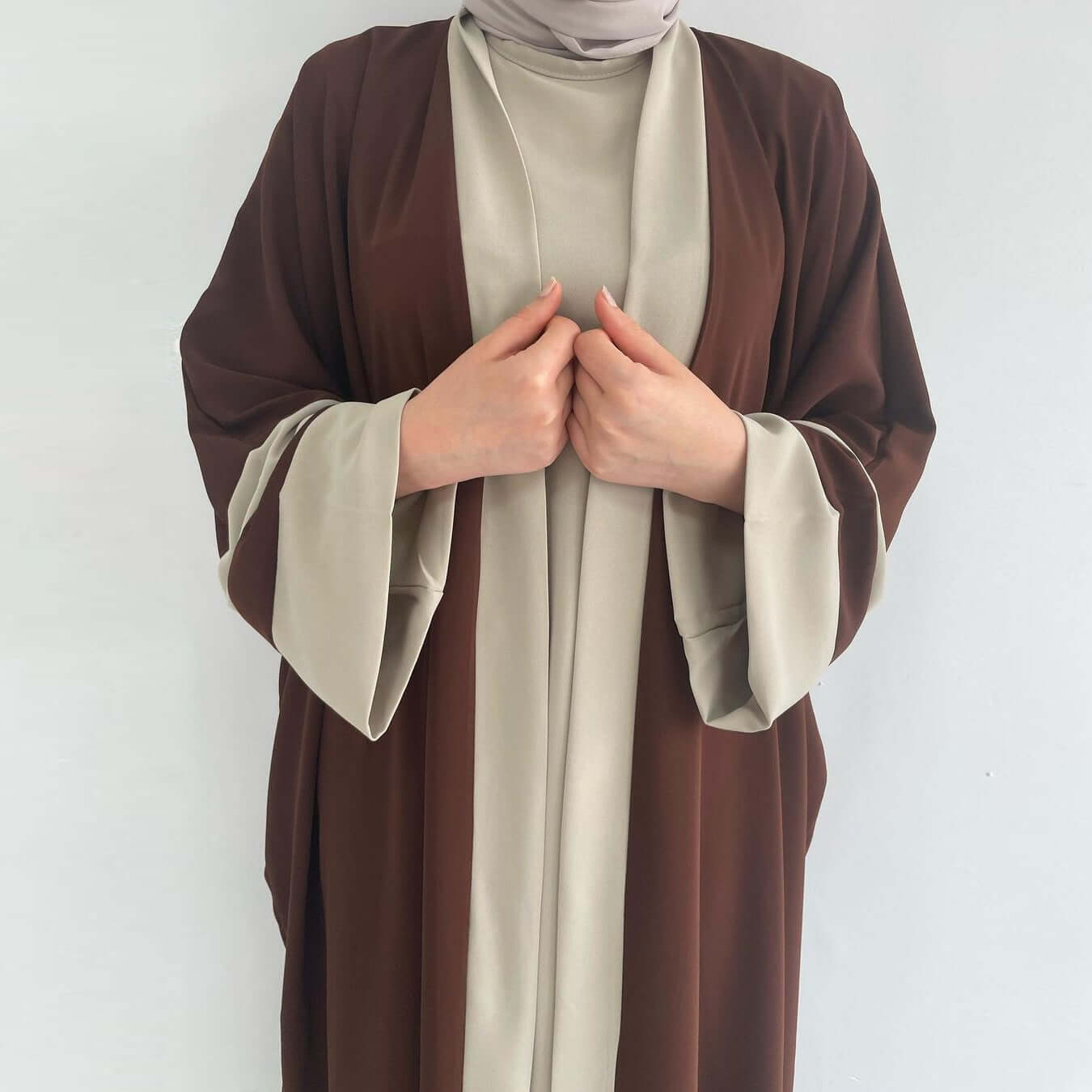 Braunes Zweiteiliges Abaya Set Langes Kleid Und Lange Jacke Damen stilvolle Damenmode von Esmin Rolé Fashion modern und hochwertig