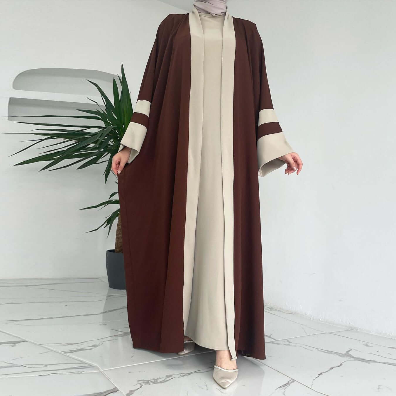 Braunes Zweiteiliges Abaya Set Langes Kleid Und Lange Jacke Damen in modernem Stil für hochwertige Damenmode.