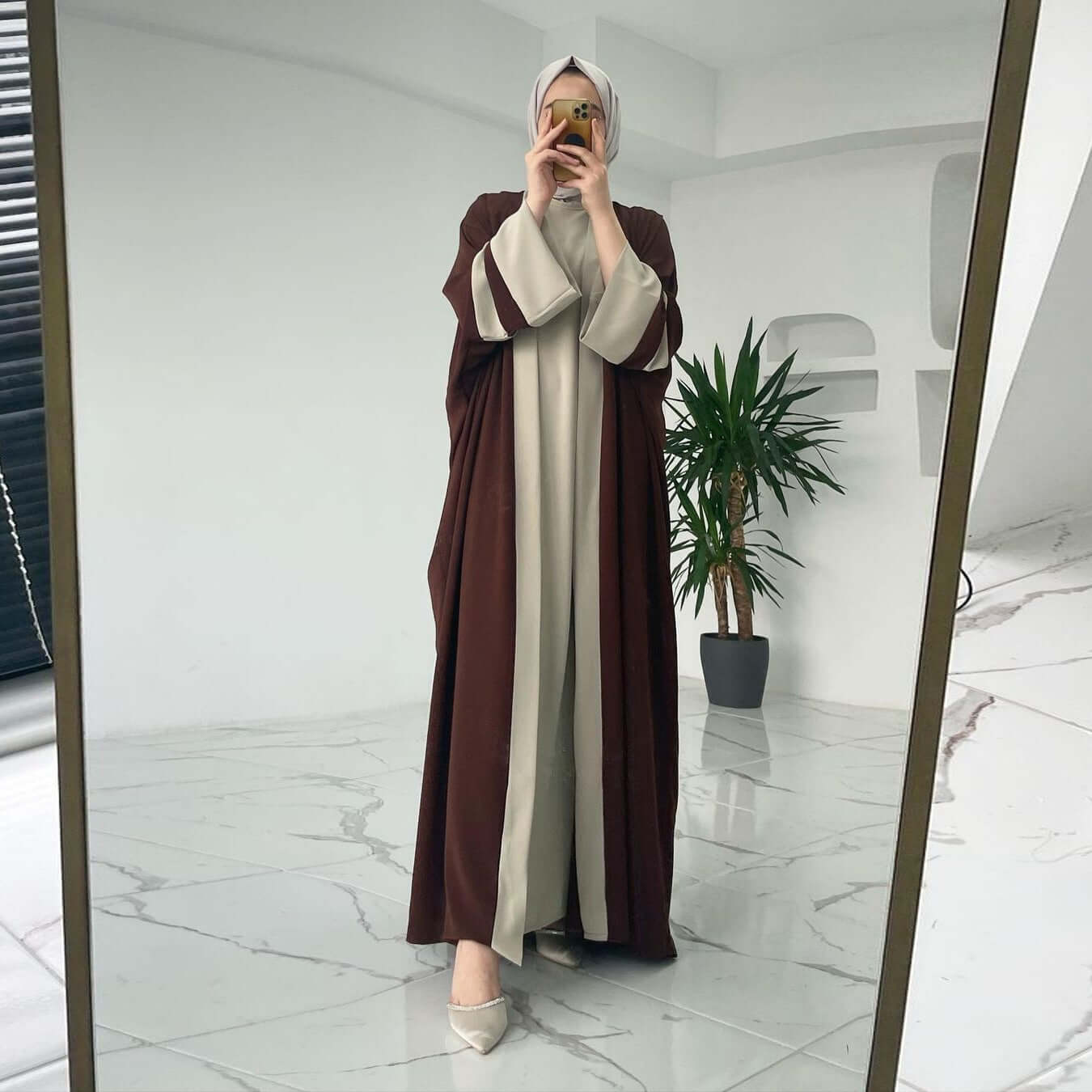 Braunes Zweiteiliges Abaya Set Langes Kleid Und Lange Jacke Damen für moderne Damenmode und Streetwear.