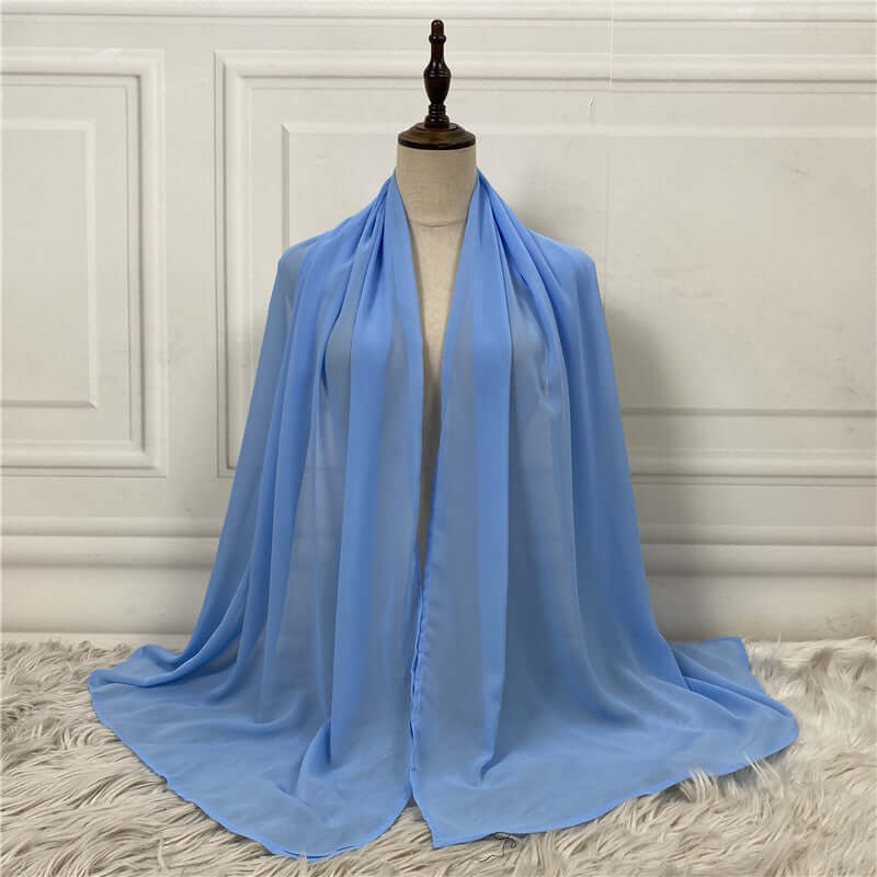 Casual Chiffon Hijab Damen Leichtes Street Style Sommergefühl in sanftem Blau, ideal für moderne Damenmode und Sommeroutfits.