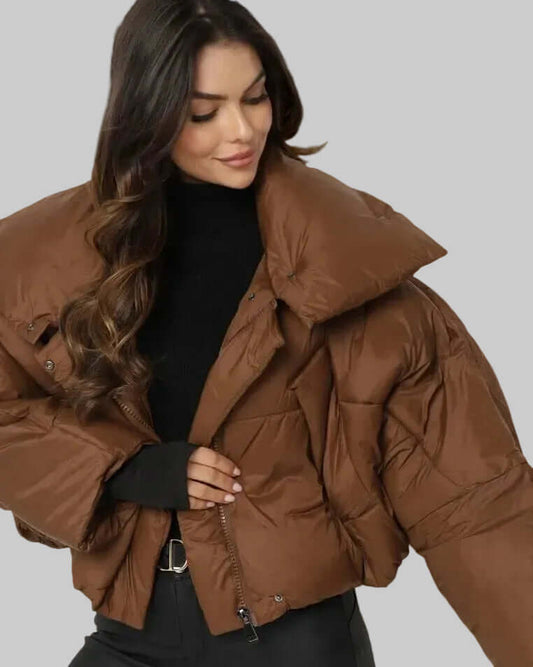 Damen Cropped Steppjacke mit Stehkragen in Braun, modischer Look, bequeme Passform für Herbsttage.