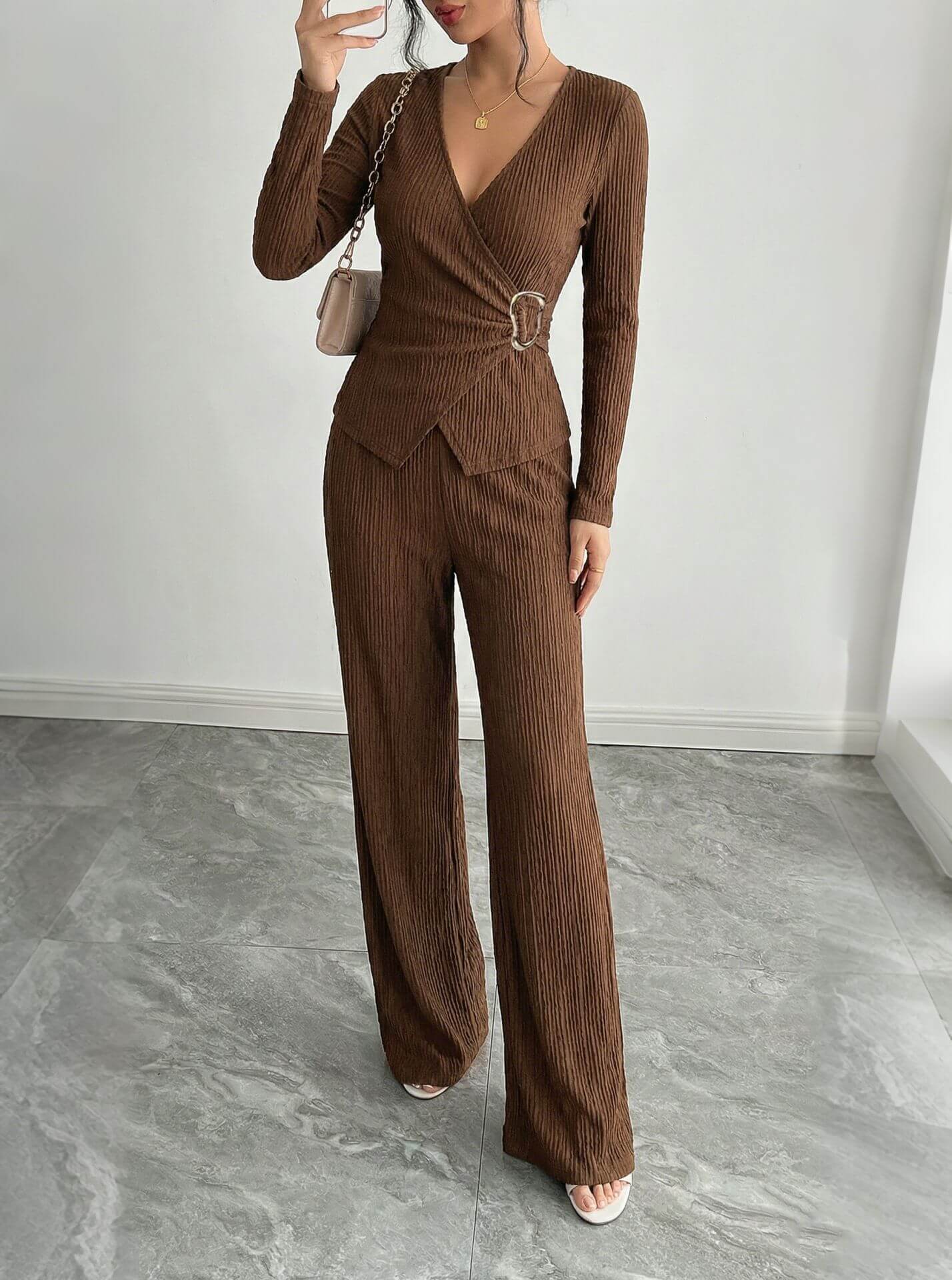 Damen Einfarbiges V-Ausschnitt Cross-Over Langarmshirt Und Hose Set Dunkelbraun Arbeitswear Mit Metallakzenten