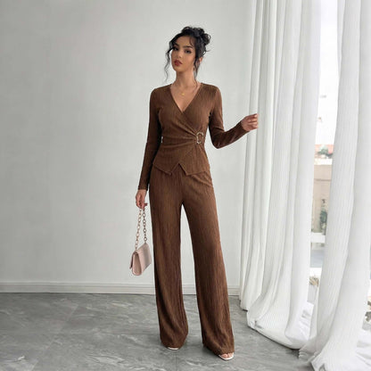 Damen Einfarbiges V-Ausschnitt Cross-Over Langarmshirt Und Hose Set Dunkelbraun Arbeitswear Mit Metallakzenten in elegantem Outfit.