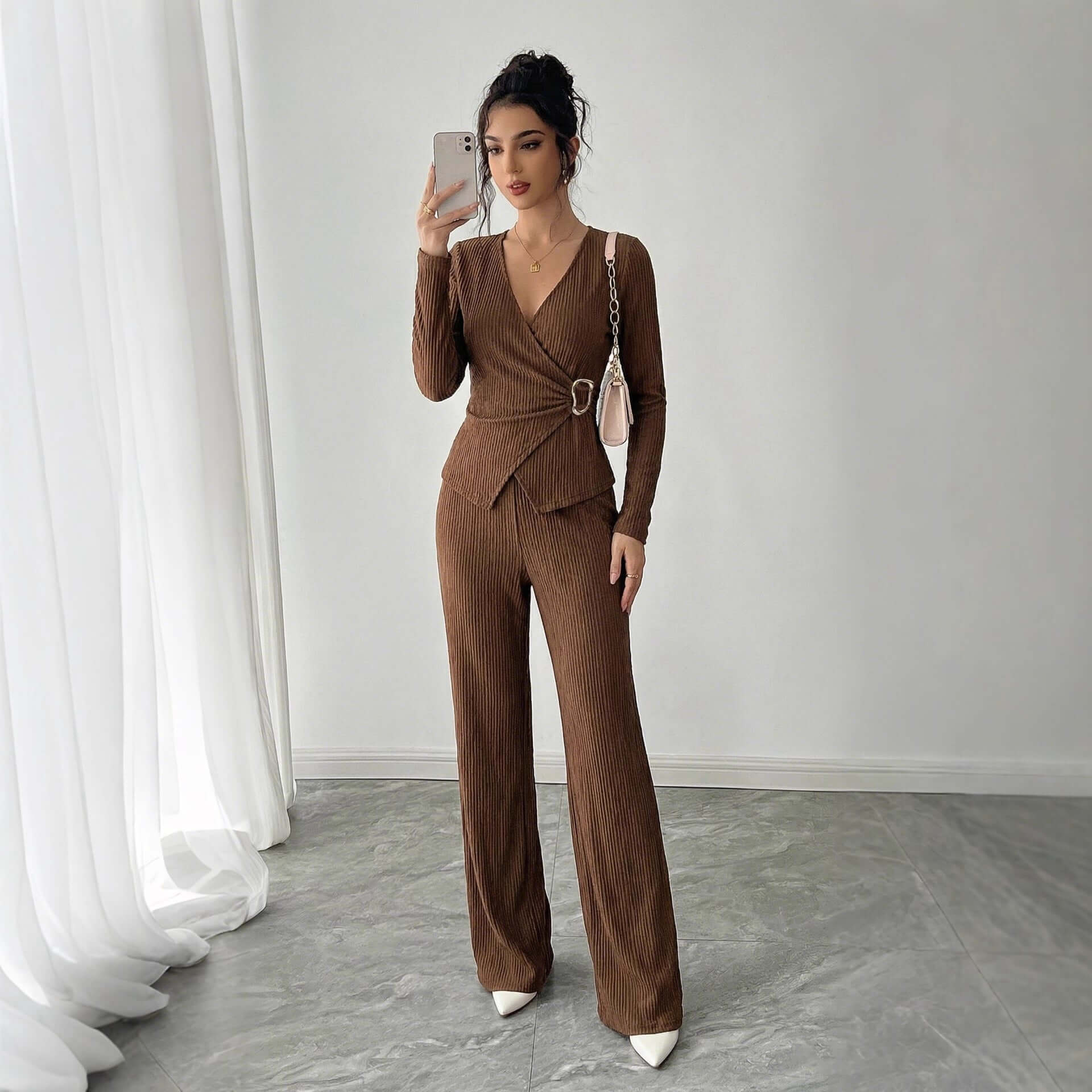 Damen Einfarbiges V-Ausschnitt Cross-Over Langarmshirt Und Hose Set Dunkelbraun Arbeitswear Mit Metallakzenten