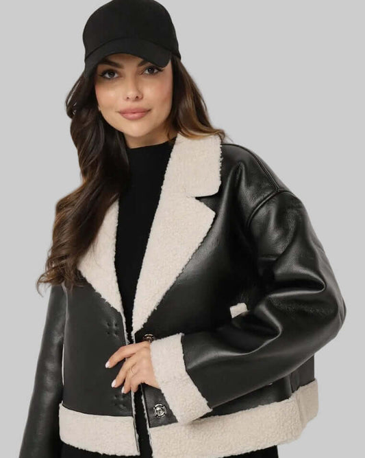 Daunenmantel Winterjacke Mit Hochwertiger Daunenfüllung Wasserabweisend Und Winddicht in Schwarz mit Kunstfellkragen.