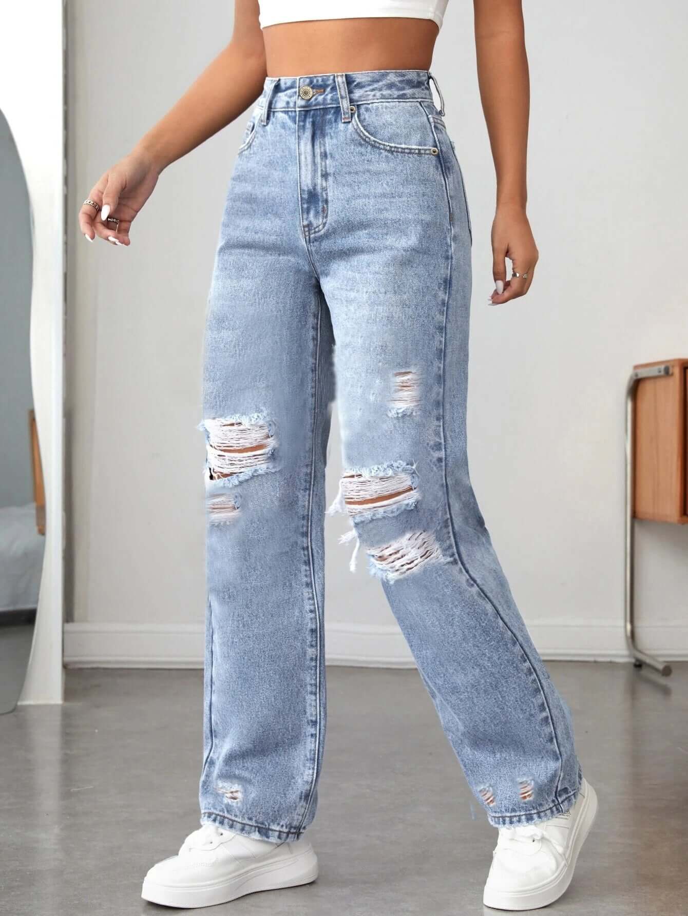 Damen Ausgefranste Denim Hose Relaxed Fit Street Style in hellblau mit trendy Ripped-Details für modernen Streetwear-Look.