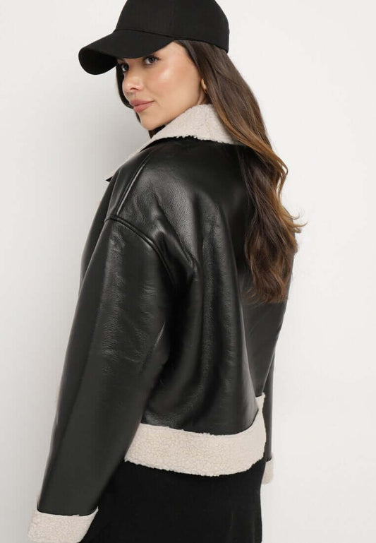 Damen Daunenmantel Winterjacke Mit Hochwertiger Daunenfüllung Wasserabweisend Und Winddicht in Schwarz, cropped Stil mit Teddykragen.