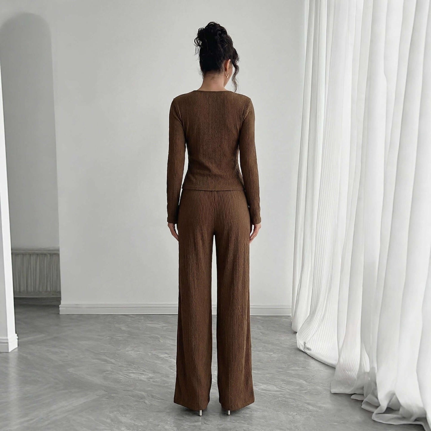 Damen Einfarbiges V-Ausschnitt Cross-Over Langarmshirt Und Hose Set Dunkelbraun Arbeitswear Mit Metallakzenten von hinten