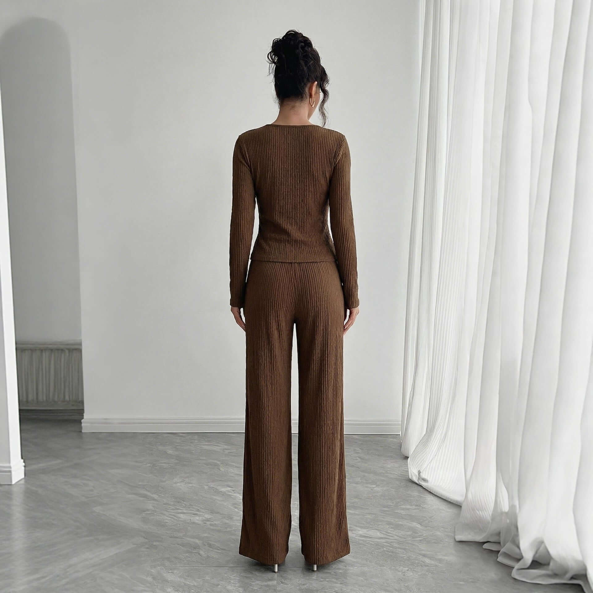 Damen Einfarbiges V-Ausschnitt Cross-Over Langarmshirt Und Hose Set Dunkelbraun Arbeitswear Mit Metallakzenten von hinten