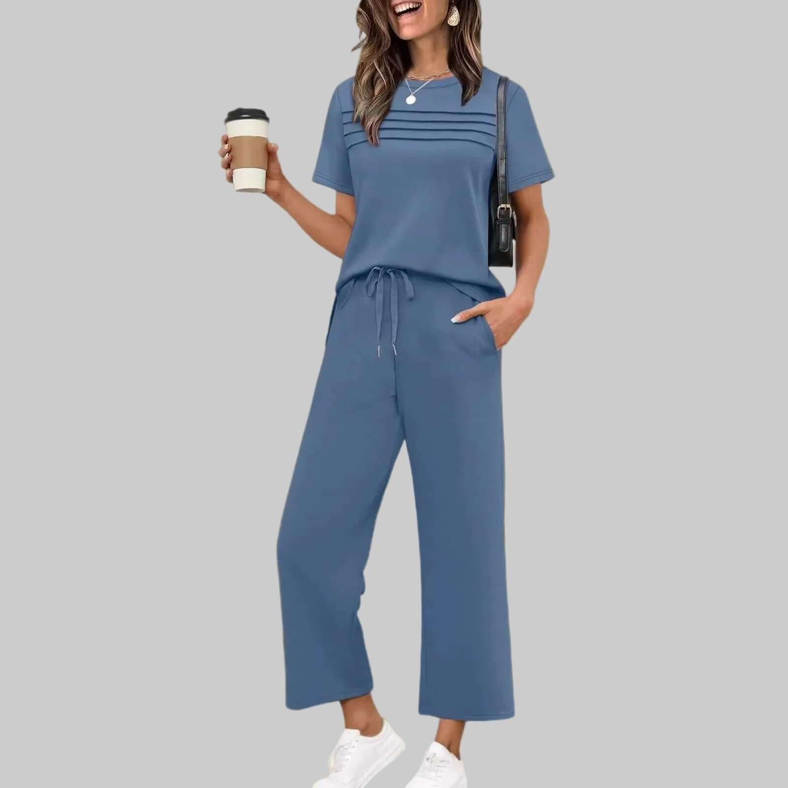 Zweiteiliges Sommeroutfit Für Reise Und Urlaub Mit Kurzarm Casual Set in Blau für Damen im lässigen Look mit Kaffeetasse.