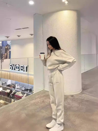 Besticktes Slim-Fit Sweatshirt Zweiteiliges Set Vielseitig Bequeme Alltagsbegleiter in hellem Beige mit lässigem Schnitt