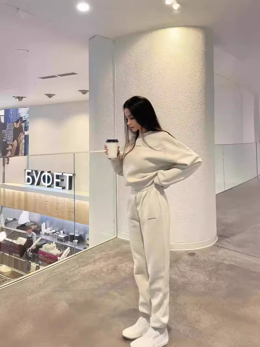 Besticktes Slim-Fit Sweatshirt Zweiteiliges Set Vielseitig Bequeme Alltagsbegleiter in hellem Beige mit lässigem Schnitt