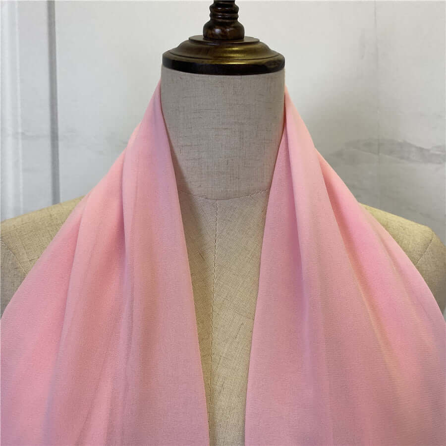 Hijab Atmungsaktives Polyester Kopftuch Für Muslimas Street Style in sanftem Rosa, ideal für moderne Damenmode und Streetwear.