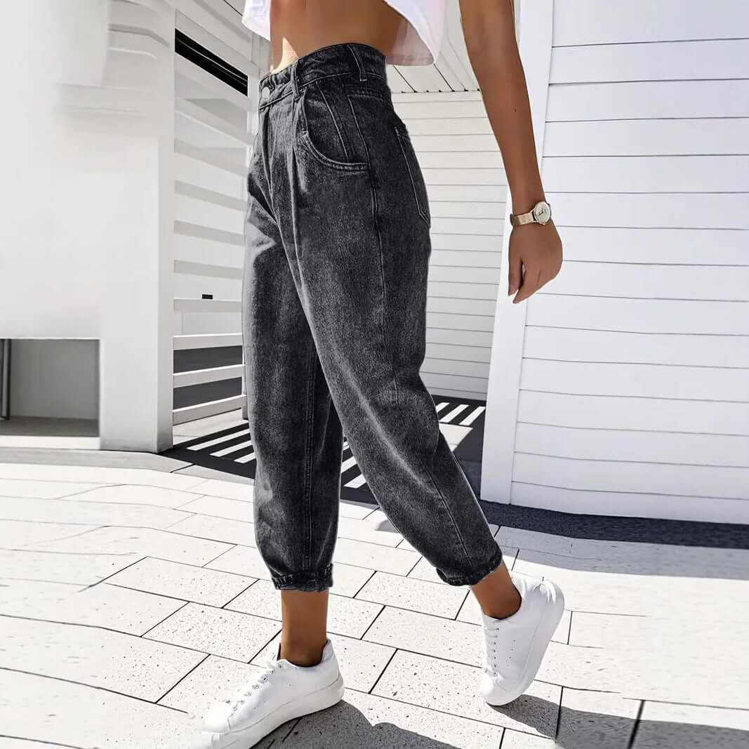 Plus Size Tapered Denim Cropped – Unisex Street Style in retro black wash, modern Damenmode für trendige Streetwear.