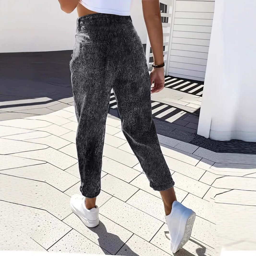 Plus Size Tapered Denim Cropped – Unisex Street Style in modern Retro-Washed look, ideal for Damenmode and Streetwear.