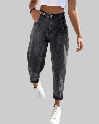 Plus Size Tapered Denim Cropped – Unisex Street Style in retro washed black, modern Damenmode für Streetwear.