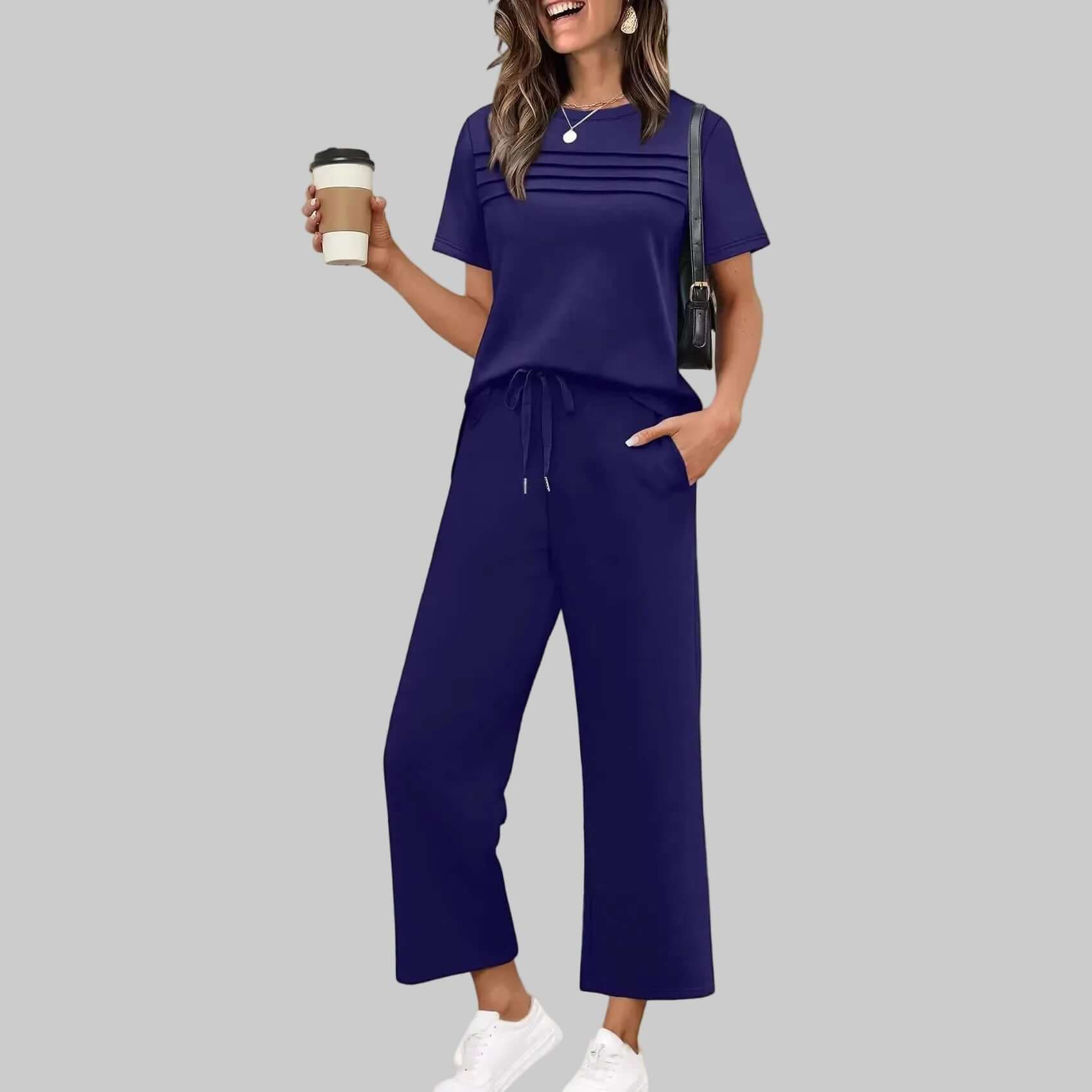 Zweiteiliges Sommeroutfit Für Reise Und Urlaub Mit Kurzarm Casual Set in elegantem Marineblau, ideal für Damen unterwegs.